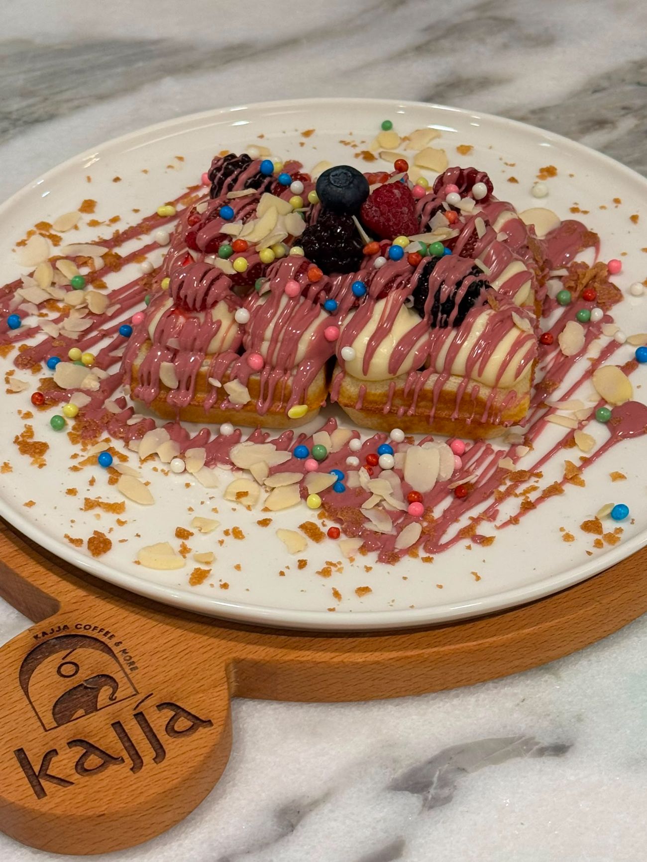 Orman Meyveli Waffle - Belçika çikolatasının eşsiz lezzeti, Ruby çikolatanın kendine has meyvemsi aroması ve rengârenk drajelerle buluştu! Dışı çıtır, içi yumuşacık waffle'ımız tatlı keyfinize bambaşka bir dokunuş katıyor. Her lokmada lezzet ve mutluluk sizi bekliyor.