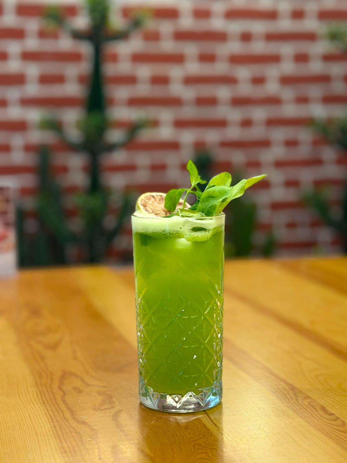 Kuzukulağı - Kuzukulağının ferah dokunuşu, limon ve lime'ın canlı aromalarıyla buluşuyor. Soda eşliğinde hafif, serinletici ve taptaze.