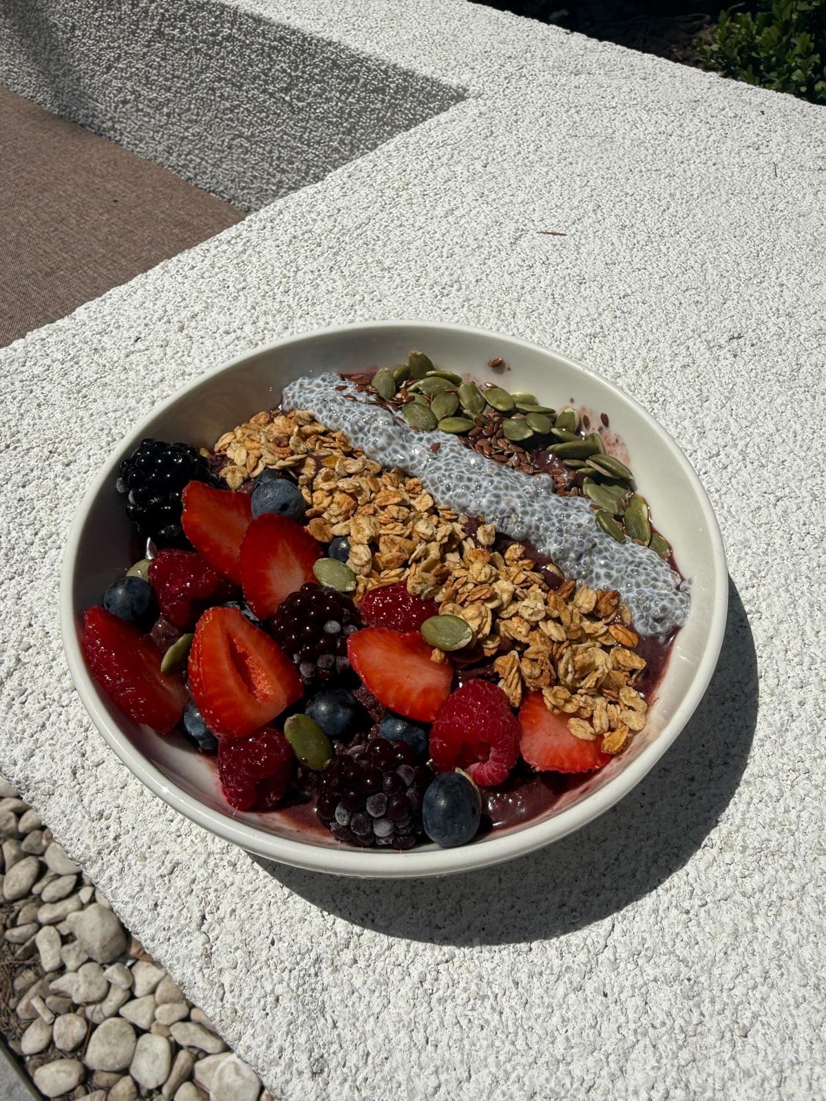 Meyveli Acai Bowl - Acai meyve püresi, frambuaz, çilek, yaban mersini, chia tohumu, kabak çekirdeği, keten tohumu, yulaf.