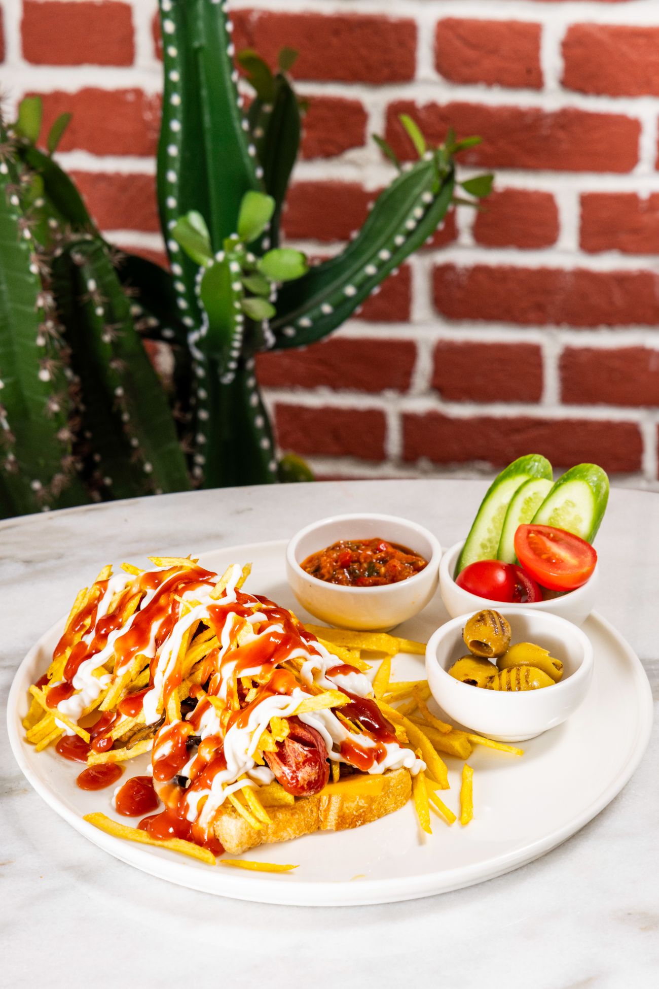 Sosisli Tartine - Ekşi mayalı ekmek, cheddar peyniri, sotelenmis mantar, frankfurter sosis, kibrit patates, ketçap, mayonez, ızgara zeytin, dilimlenmiş domates ve salatalık, patlıcan sosu. Servis süresi min. 20 dk.’dır.