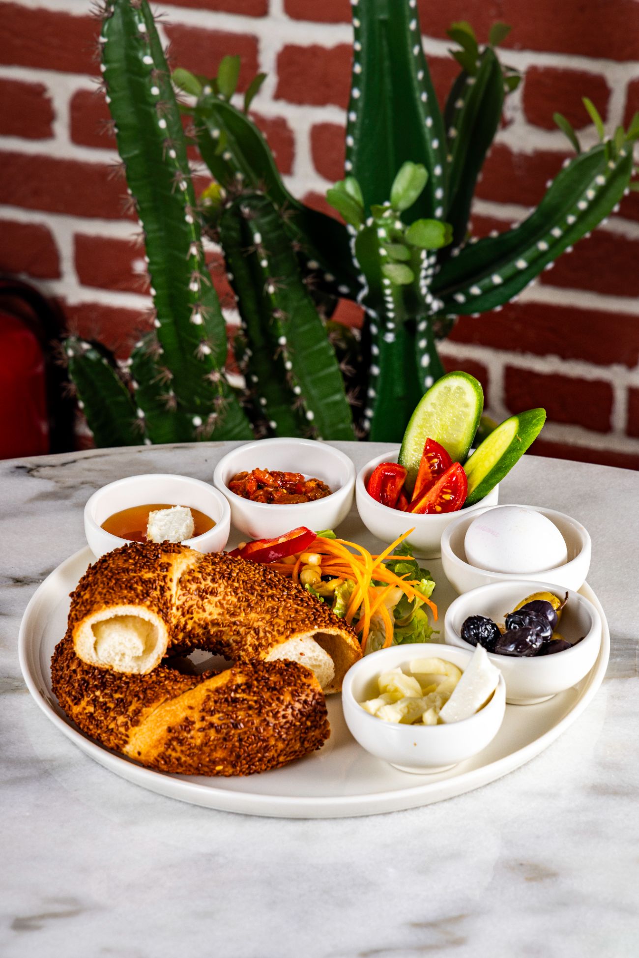 Simit Tabağı - Kajja’nın mutfağında üretilen çıtır simit eşliğinde peynir,zeytin,domates,salatalık,bal,kaymak,haşlanmış yumurta. Servis süresi min. 20 dk.’dır.