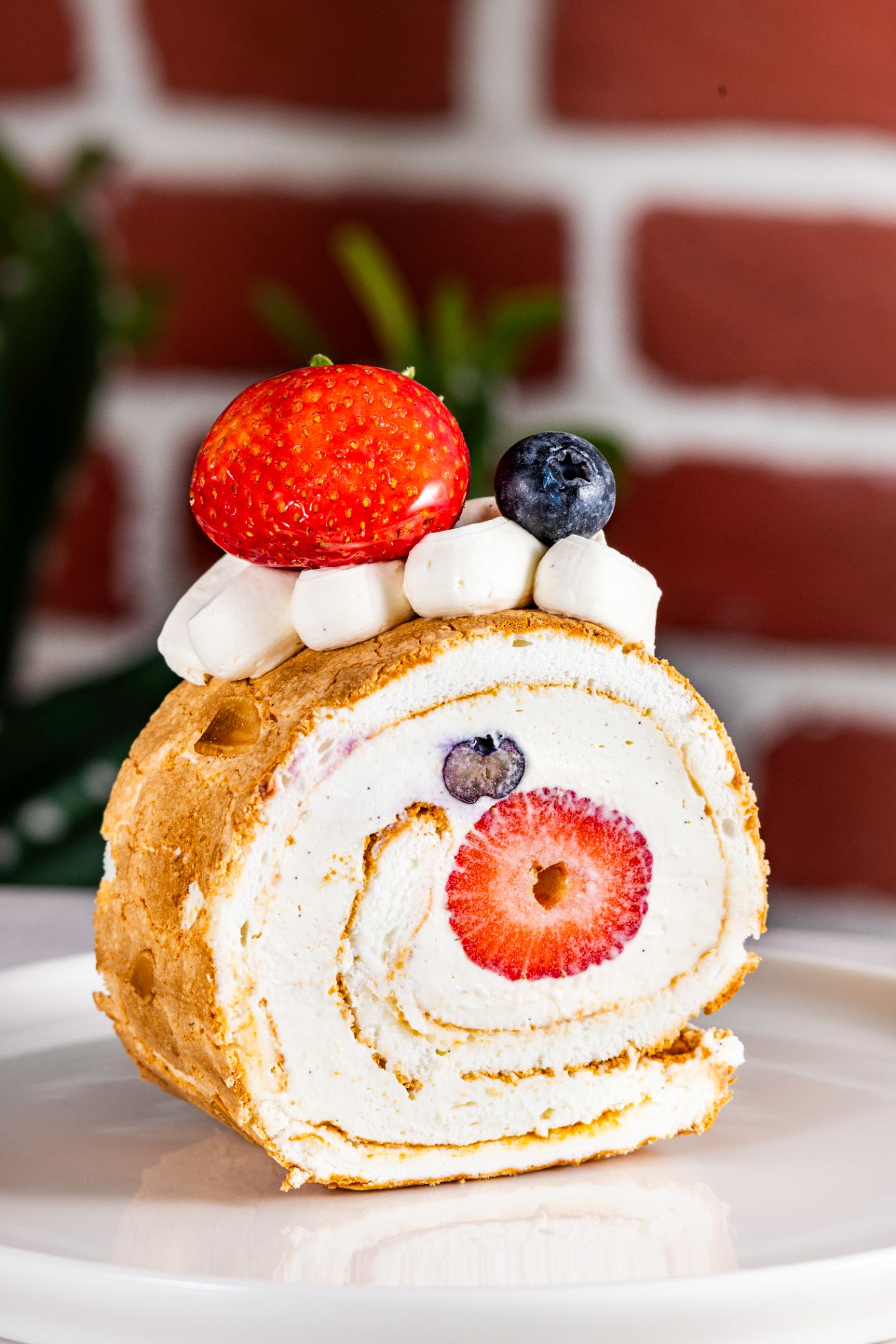 Pavlova - Krema, yaban mersini , çilek.