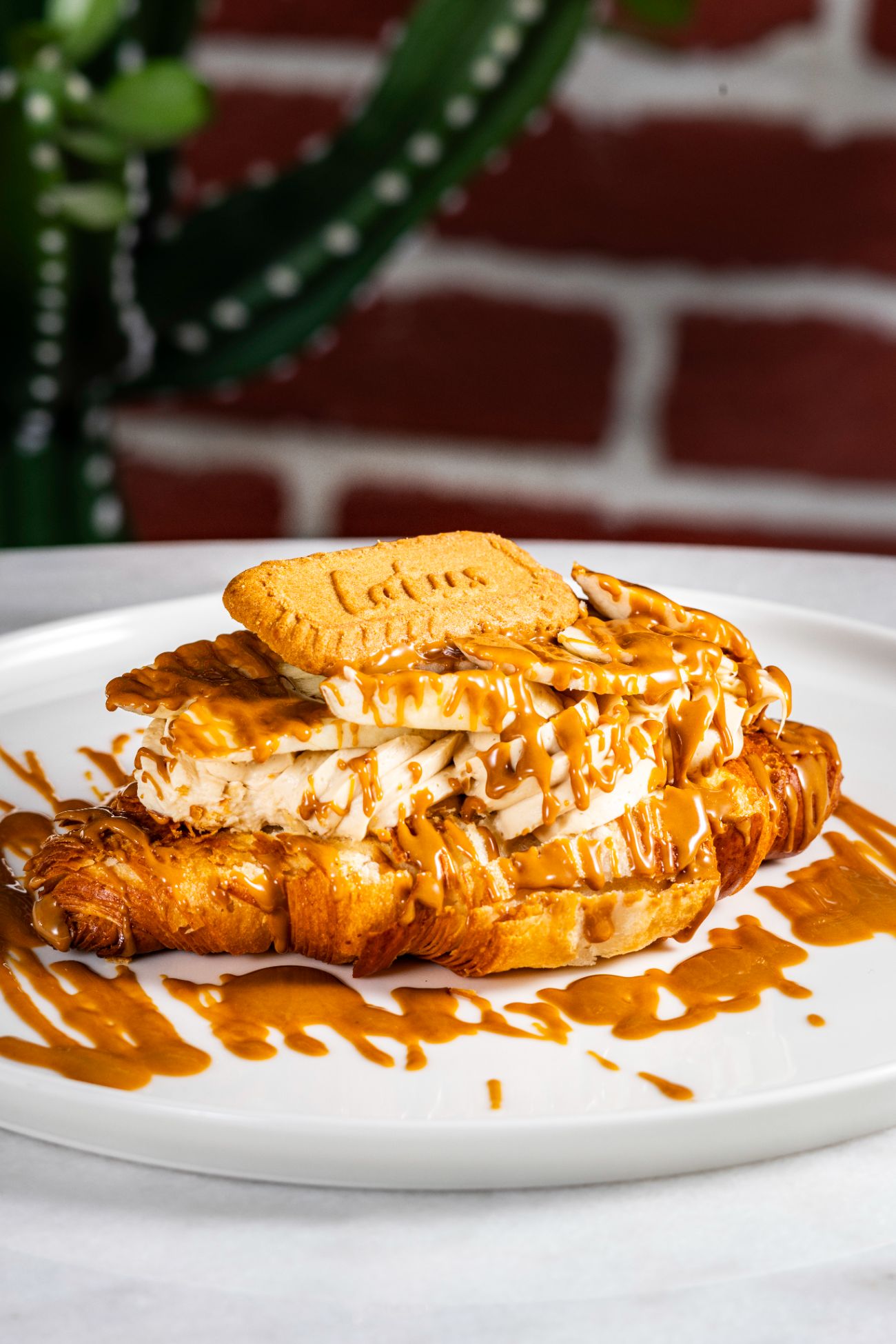 Waffle Kruvasan Lotus - Kruvasanın waffle formu, beyaz krema, muz, çilek, lotus kreması, lotus bisküvisi.
