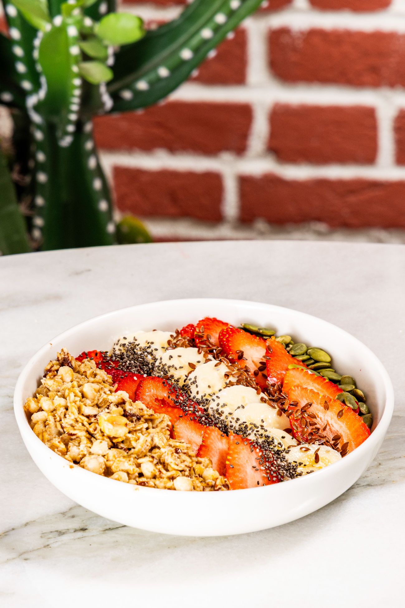 Klasik Bowl - Probiyotik sade yoğurt, fıstıklı granola, muz, çilek, chia tohumu, keten tohumu, kabak çekirdeği.