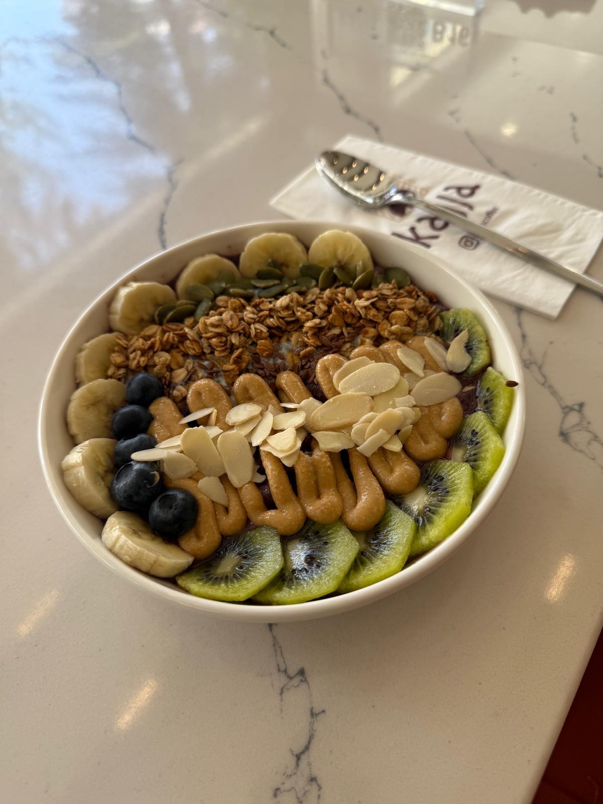 Yer Fıstıklı Acai Bowl - Acai meyve püresi, muz, kivi, yer fıstığı kreması, yaban mersini, kabak çekirdeği, file badem, chia tohumu, yulaf.