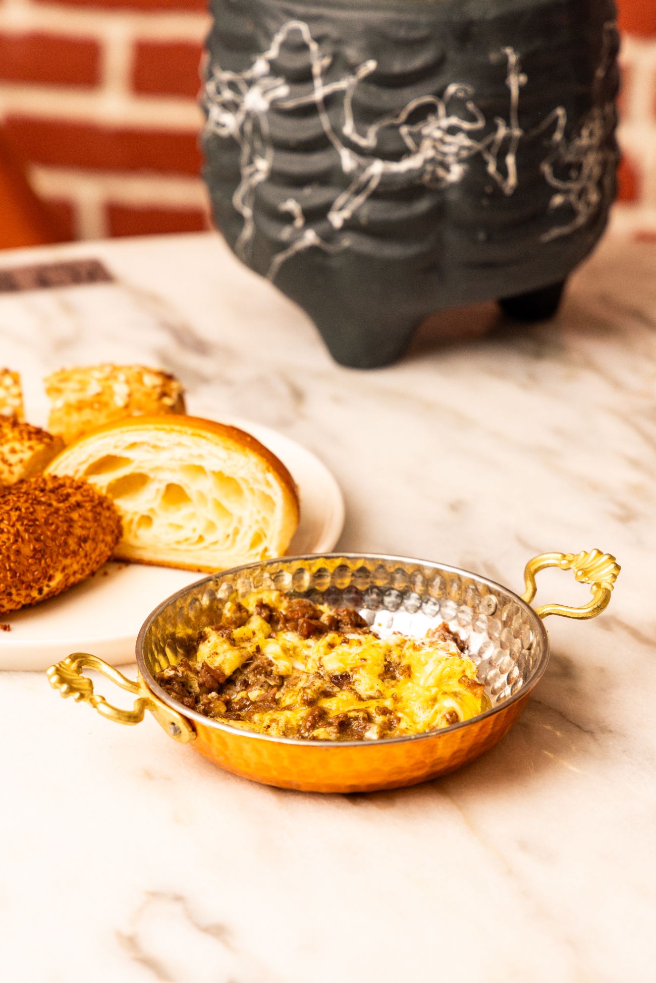 Bakır Sahanda Kavurmalı Yumurta - Kendi yağında ağır ağır pişmiş lezzetli dana kavurmanın, taze çiftlik yumurtalarıyla geleneksel bakır sahandaki muhteşem buluşması.