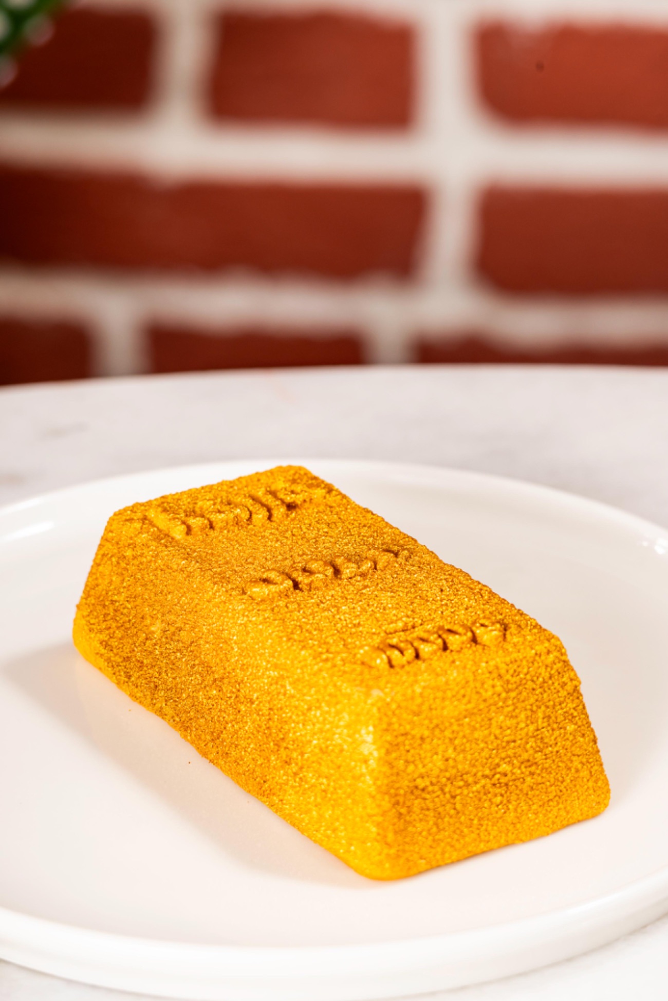 Gold - Bademli kek, Akışkan badem pralin, Beyaz ganaj.