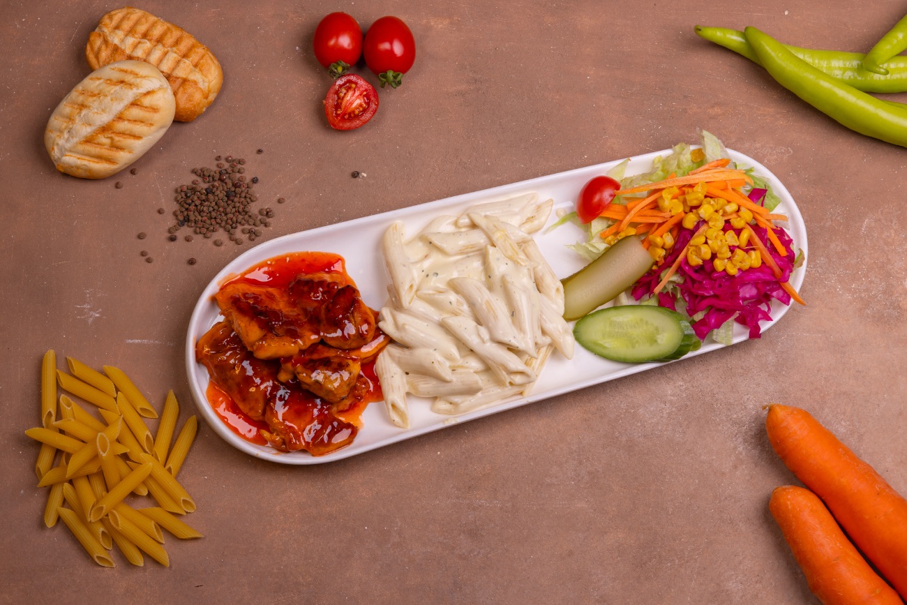 Piliç Tayland - Izgara Piliç İncik, Sweet Chili Sos, Pesto Sos