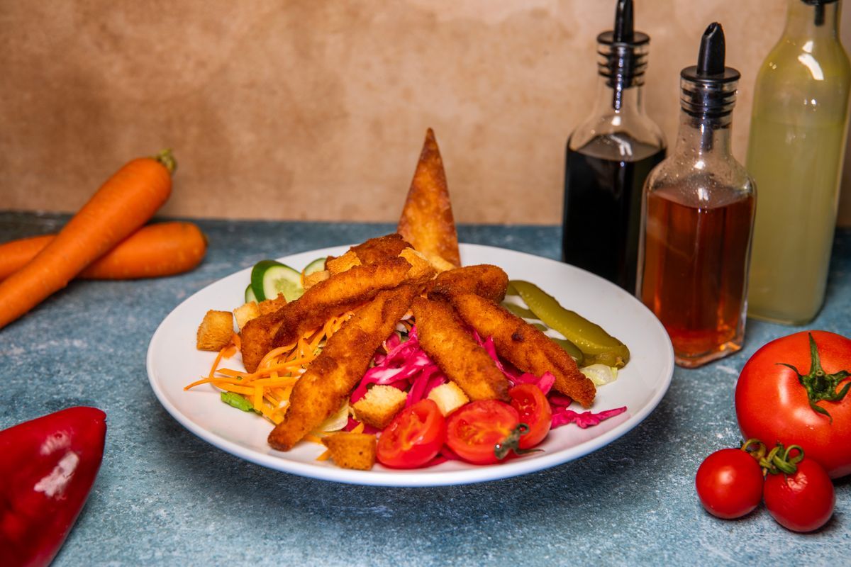 Çıtır Tavuklu Salata - Marul, kırmızı lahana, havuç, mısır, panelenmiş çıtır tavuk parçaları ile servis edilir.Paket ürün olduğu için görsel farklılık gösterebilir.