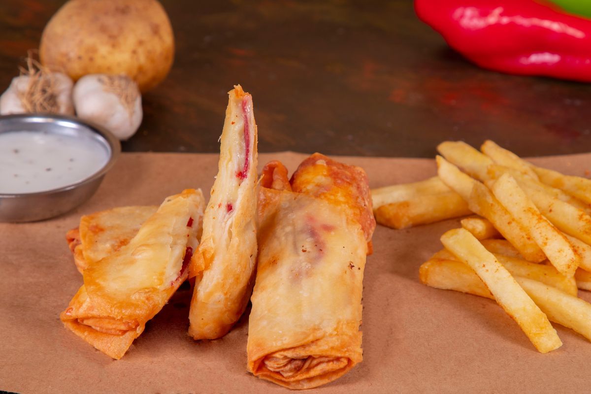 Paçanga Böreği - Çıtır çıtır kızarmış yufkanın içerisinde pastırma ve kaşarın buluşmasıyla ortaya çıkan eşsiz lezzet. Patates cips ve sos ile servis edilir.Paket ürün olduğu için görsel farklılık gösterebilir.