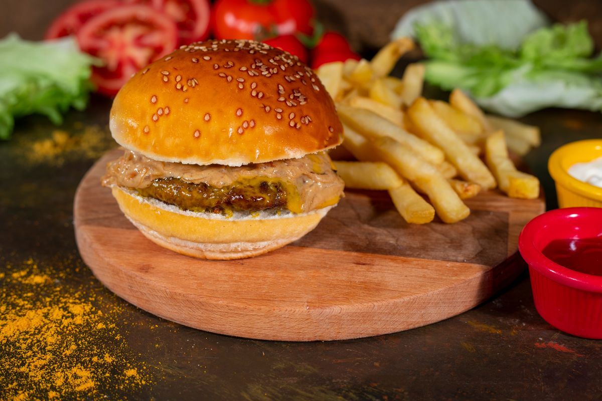 Spesiyal Burger 160 Gr + Cips - Saklıya özgü köftesi, cheddar peyniri ve soslu soğanıyla müthiş bir lezzet mutlaka denemelisiniz. Yanında patates cips ve sos ile.Paket ürün olduğu için görsel farklılık gösterebilir.