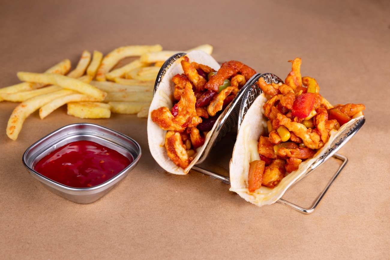 Piliç Taco - Tortilla ekmeği, Piliç fileto, kırmızı ve yeşil biber, Meksika fasulyesi, hafif acılı domates sos ve kaşar. Yanında patates cips ve swetchili sos ile