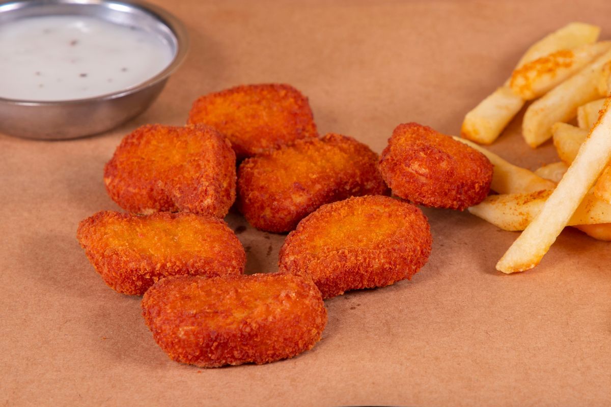 Nugget - Küçük ama lezzetli yedi parçadan oluşan nuggetlar, patates cips ve sos ile servis edilir.Paket ürün olduğu için görsel farklılık gösterebilir.