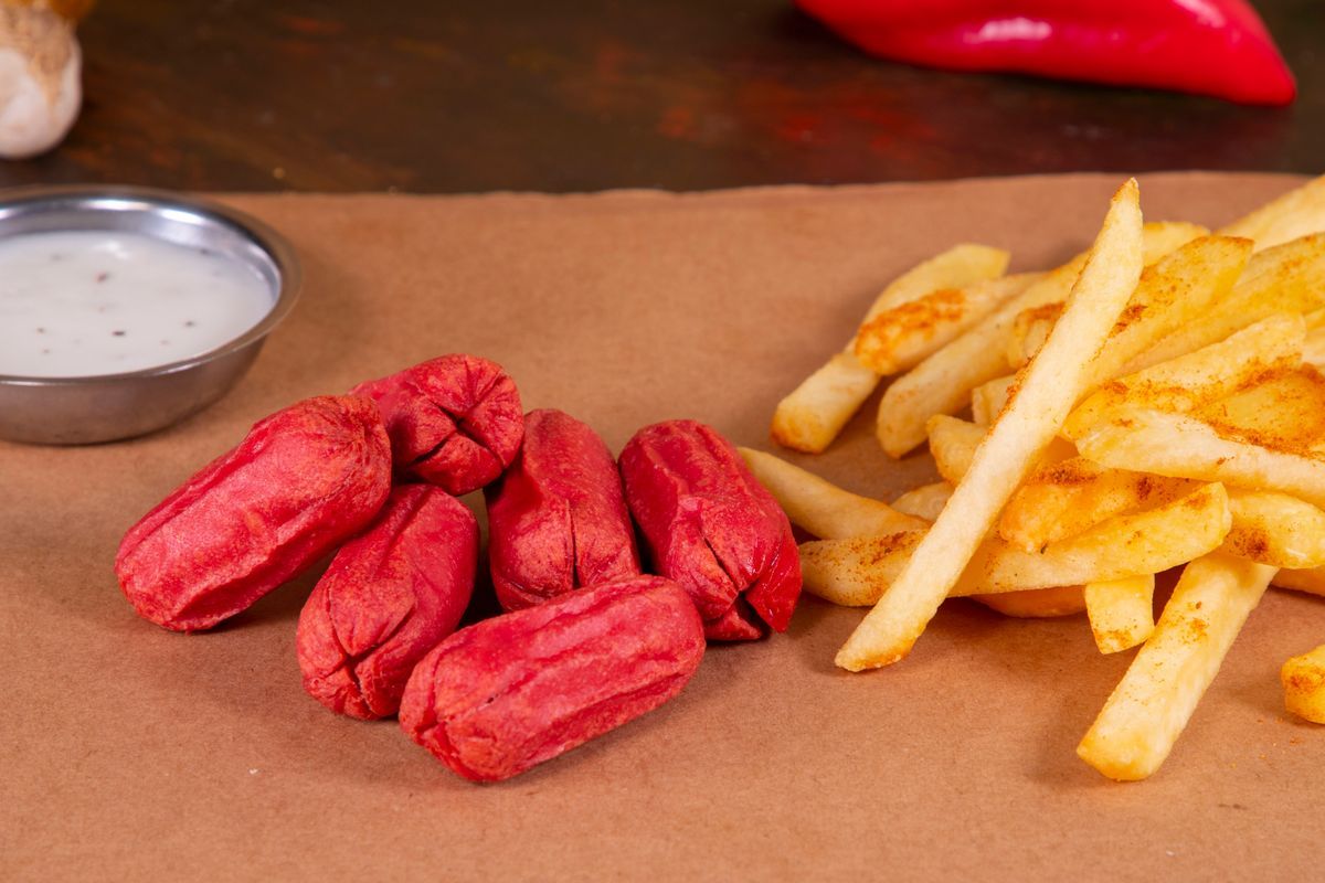 Sosis Tabağı - Birbirinden bağımsız sosis parçalarının bir tabakta buluşarak size sunduğu nefis lezzet. Patates cips ve sos ile servis edilir.Paket ürün olduğu için görsel farklılık gösterebilir.