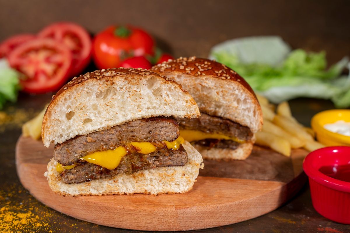 Chef Burger 180 Gr + Cips - İki dana burger arasında cheddar peyniri, üzerinde özel şef sosu. Yanında patates cips ve sos ile servis edilir. Paket ürün olduğu için görsel farklılık gösterebilir.