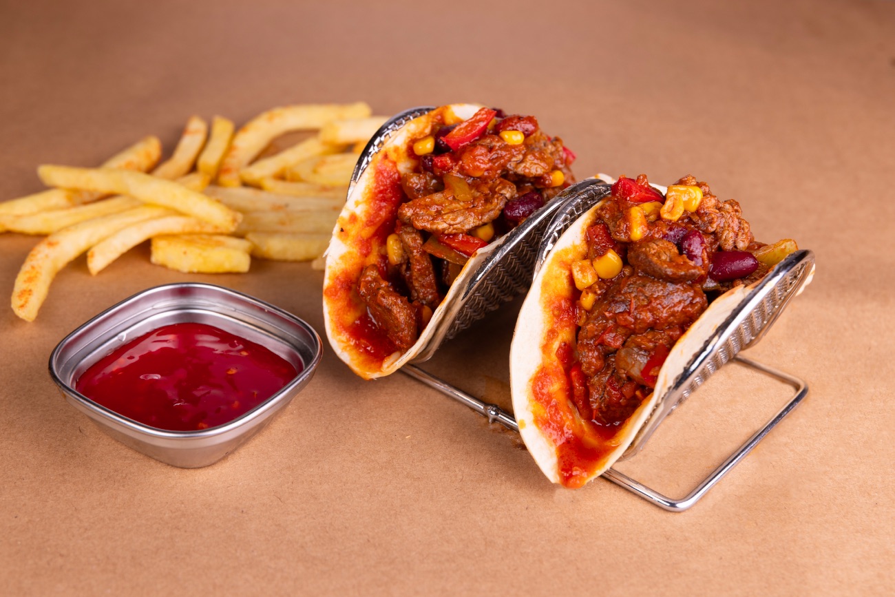 Bonfile Taco - Tortilla ekmeği, Dana bonfile, kırmızı ve yeşil biber, Meksika fasulyesi, hafif acılı domates sos ve kaşar. Yanında patates cips ve sweet chili sos ile