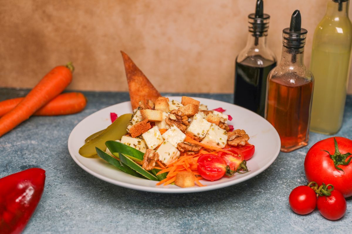 Akdeniz Salata - Marul, kırmızı lahana, havuç, mısır, beyaz peynir, yağ limon sos ile servis edilir.Paket ürün olduğu için görsel farklılık gösterebilir.