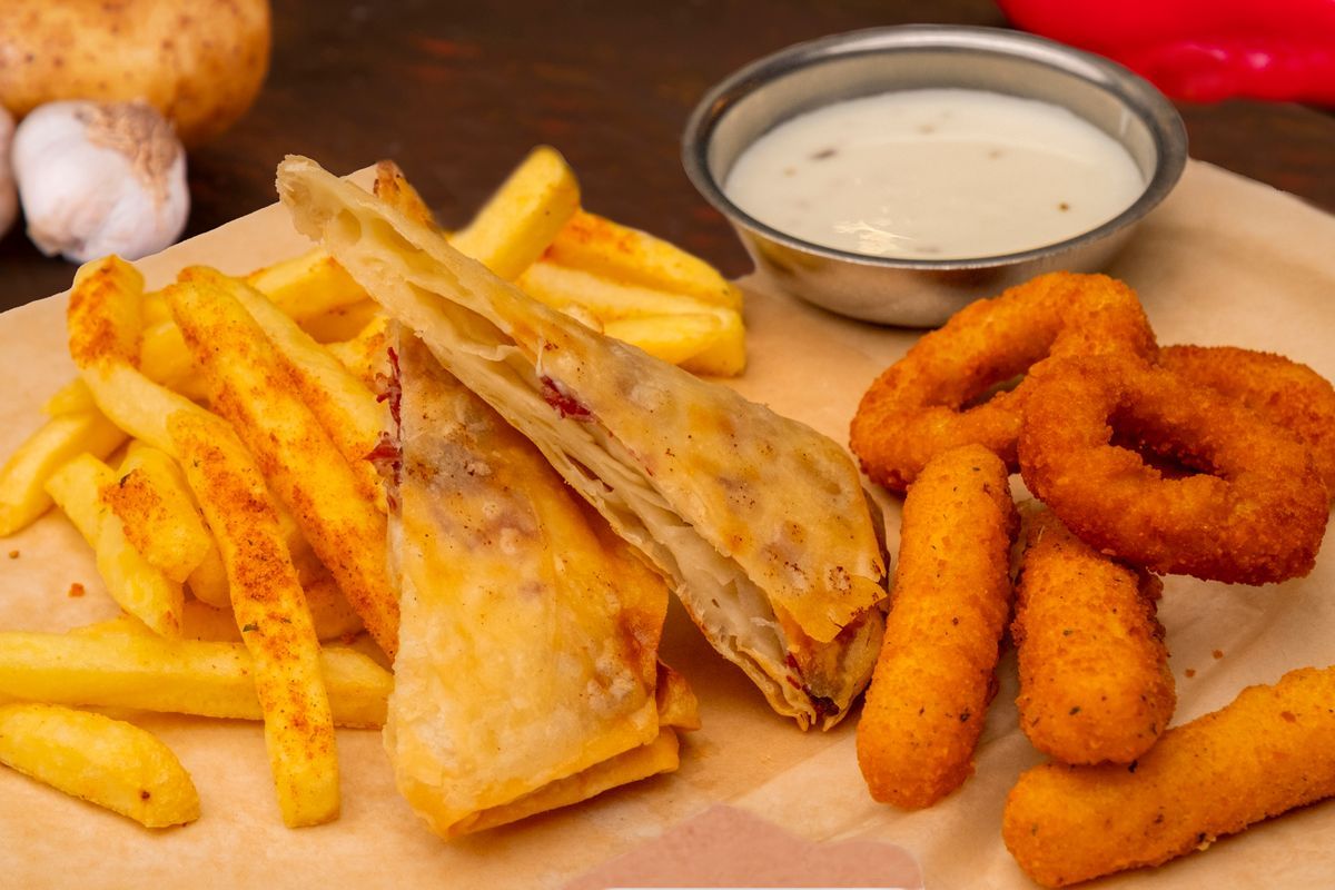 Mix Ara Sıcak - Paçanga böreği, mozzarella stick, soğan kroket ve cipsten oluşan karışık lezzet.Paket ürün olduğu için görsel farklılık gösterebilir.