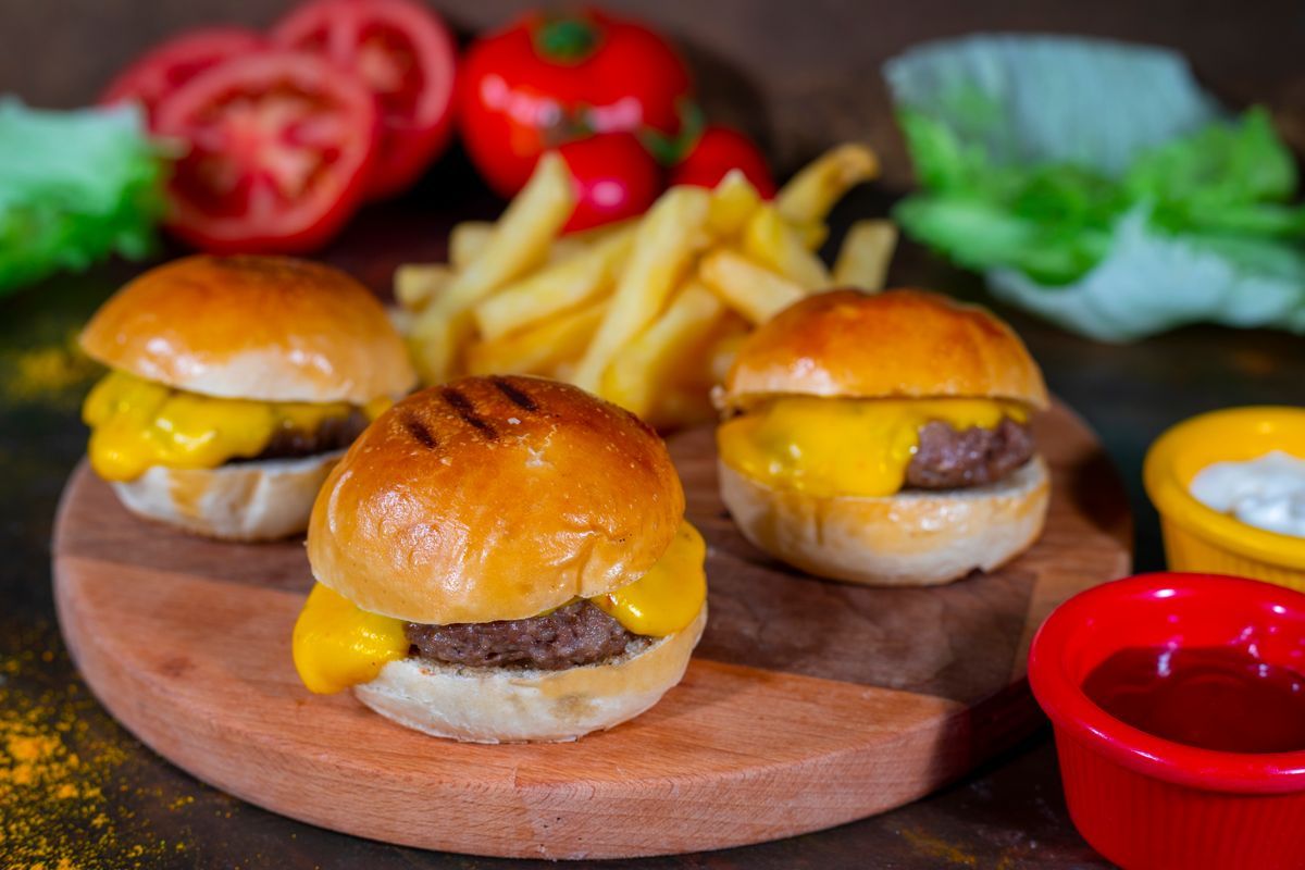 Saklı Burger 160 Gr + Cips - 3 adet mini hamburger ekmeği arasında saklı köfte, cheddar peyniri. Yanında patates cips ve sos ile servis edilir.Paket ürün olduğu için görsel farklılık gösterebilir.