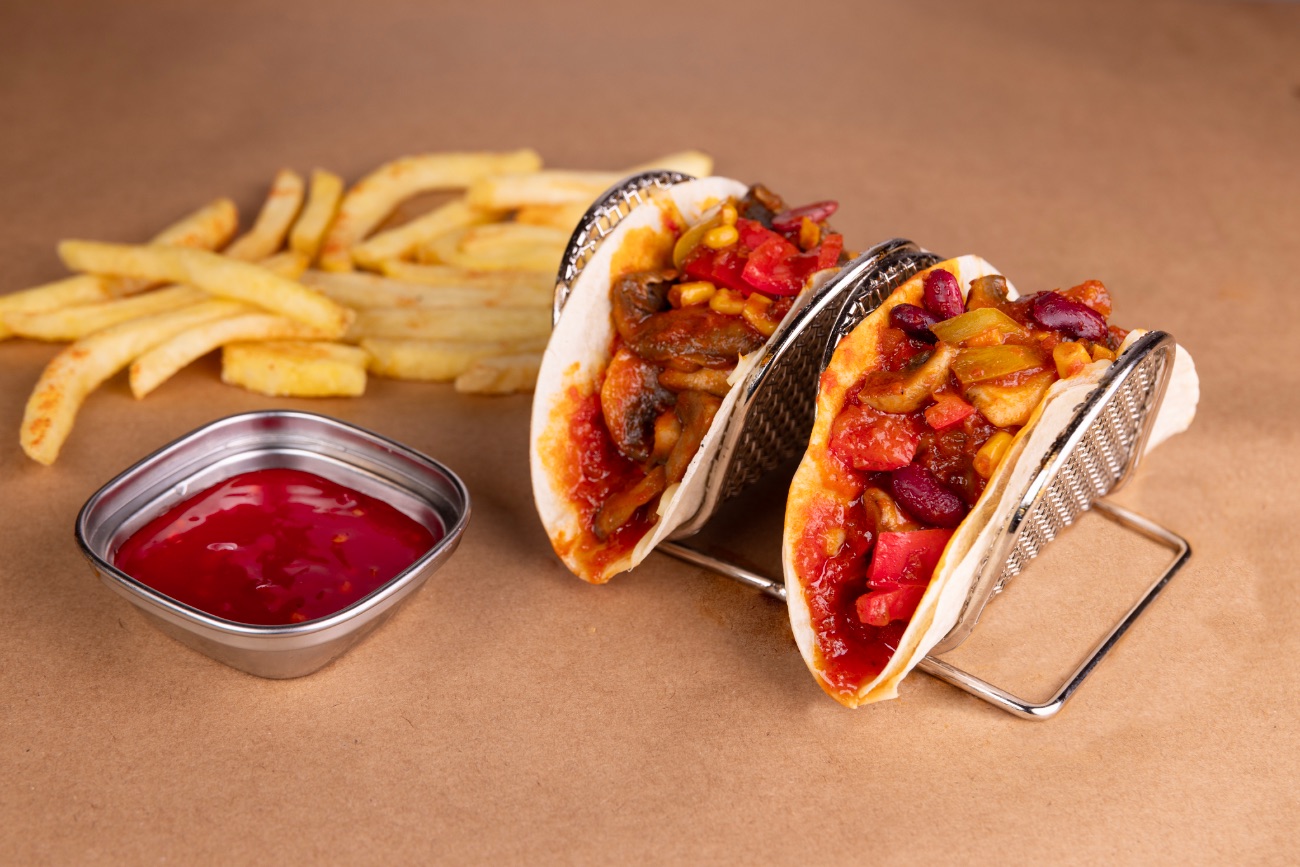 Mantar Taco - Mantar, kırmızı ve yeşil biber, Meksika fasulyesi, hafif acılı domates sos ve kaşar. Yanında patates cips ve swetchili sos ile