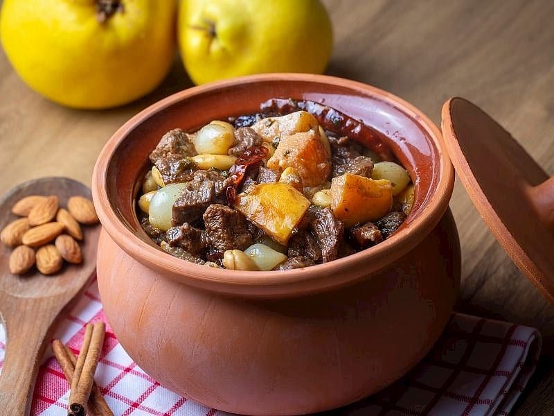 Güveç menü - İftariyelik,çorba,mevsim salata,pilav,şekerpare,soğuk içecek,çay