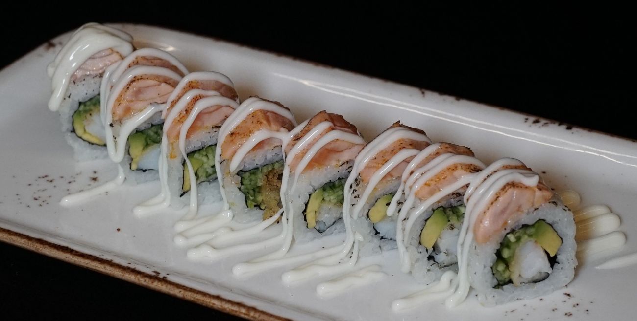 Allın Roll - Pişmiş Somon, Kızarmış Karides, Salatalık, Avokado, Trüflü Mayonez (8 pcs)
