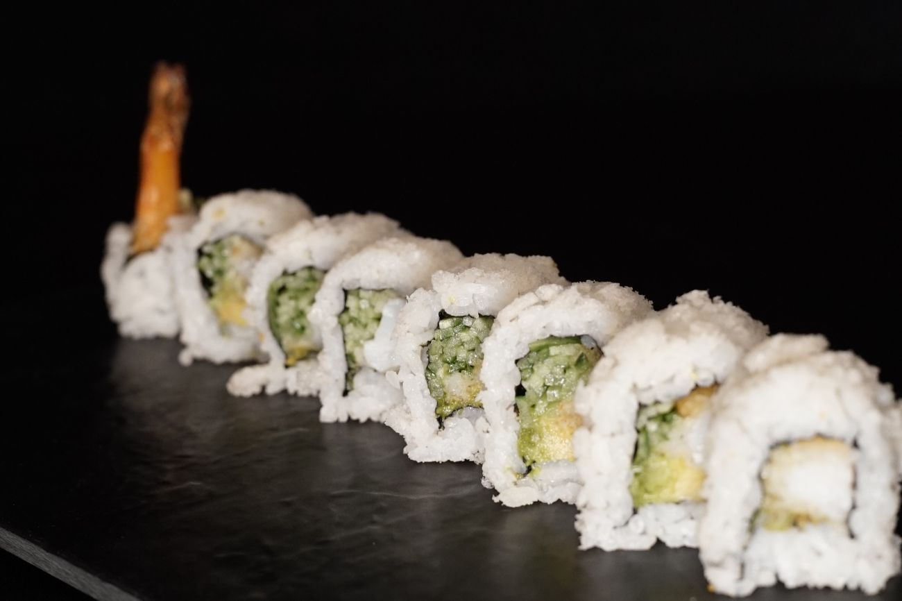 Crspy Roll - Kızarmış Karides, Salatalık, Avokado, Karides Cips Parçacıkları, Krem Peynir ve Teriyaki Sos (8 pcs)