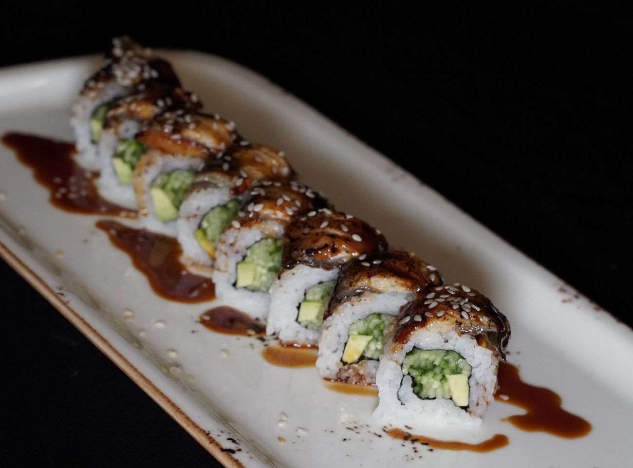 Dragon Roll - Kızarmış Yılan Balığı, Avokado, Salatalık, Teriyaki Sos (8 pcs)