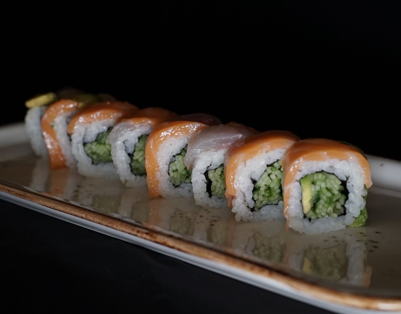 Raınbow Roll - Çiğ Levrek, Çiğ Somon, Haşlanmış Karides, Salatalık, Avokado (8 pcs)