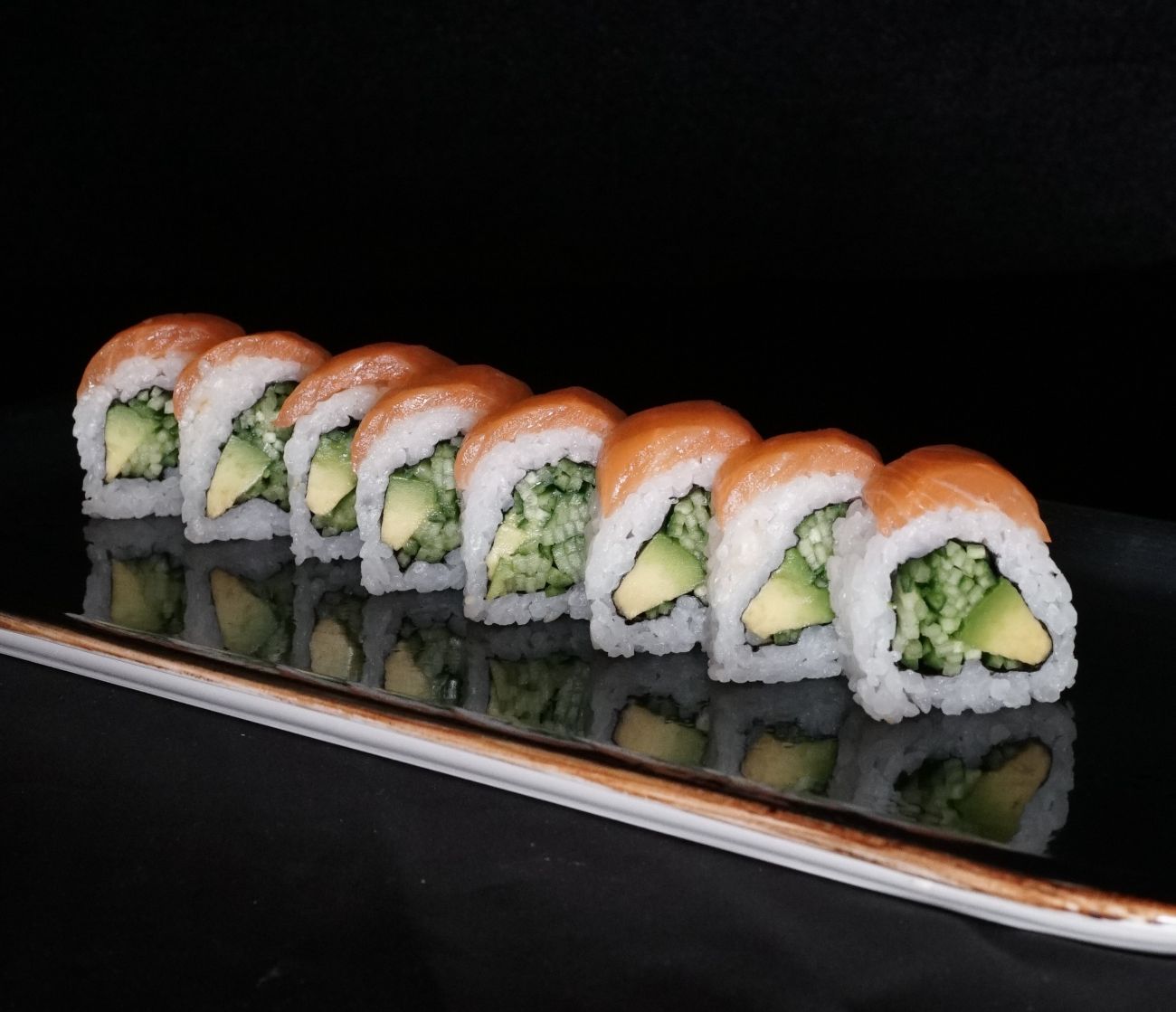 Philadelphia Roll - Füme Somon, Krem Peynir, Salatalık, Avokado (8 pcs)