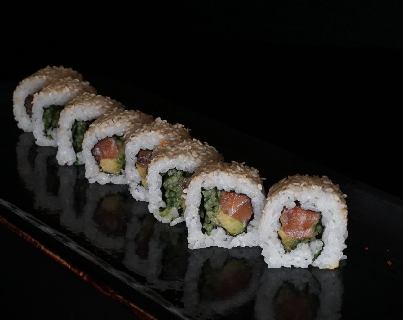Spicy Sake Roll - Somon, Az Acılı Mayonez, Salatalık, Avokado, Susam (8 pcs)