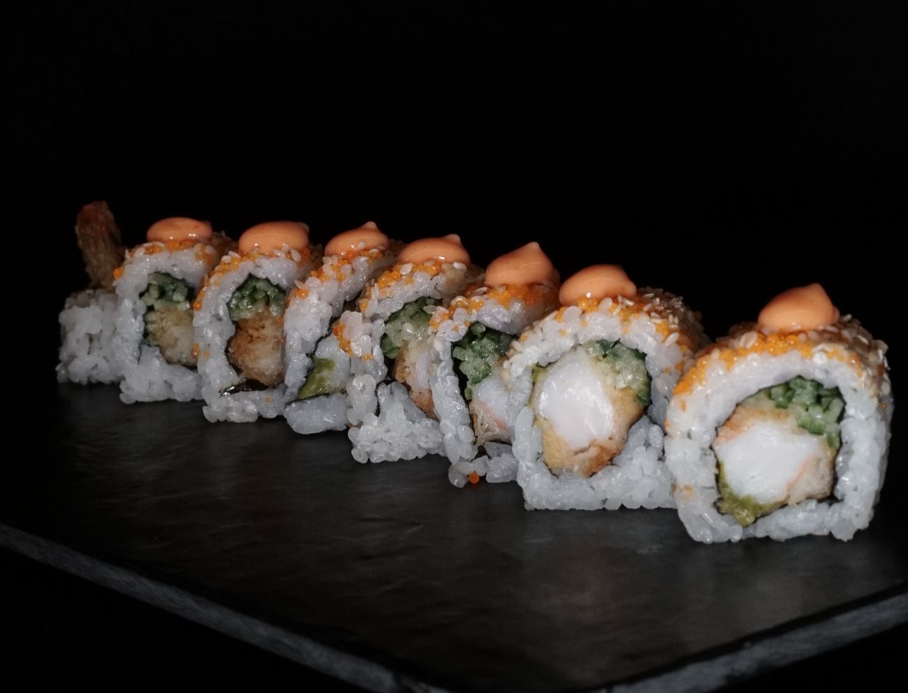 Ebiten Roll - Kızarmış Karides, Susam, Havyar, Az Acılı Mayonez (8 pcs)