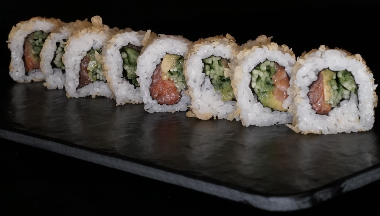 Cruncy Roll - Çiğ Somon, Krem Peynir, Salatalık, Avokado, Kıtır Pane (8 pcs)
