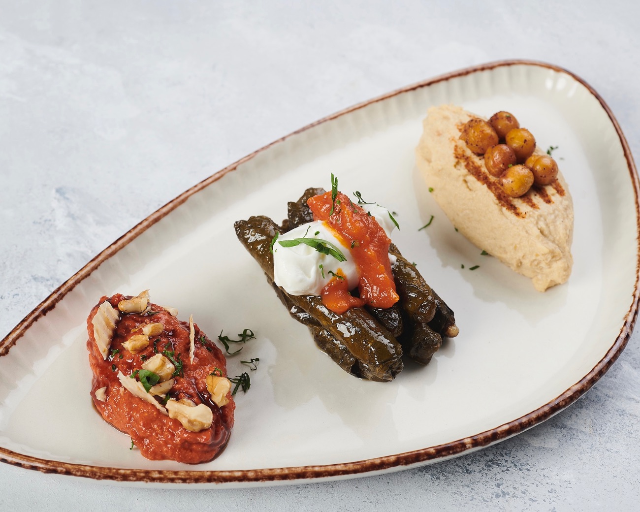 Mini Meze Tadım - Muhammara, Humus, Zeytinyağlı Gelin Sarma