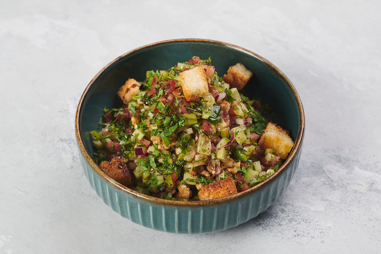 Çıtır Ekmek Kaşık Salata - Salkım Domates, Salatalık, Köy Biberi, Kırmızı Soğan, Ceviz, Çıtır Ekmek, Sumak, Nar Ekşisi, Yağ Limon Sos