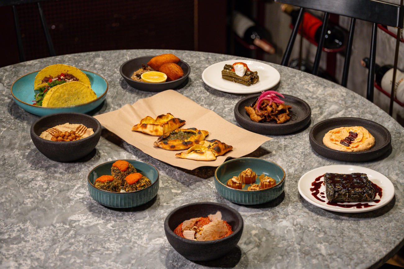 Tadım Menü - Humus, Muhammara & Tarhana Cipsi, 3 Saniye Atom, Zeytinyağlı Gelin Sarma, Rakılı Levrek, Mini Pideler, Ege Otlu Mücver, İçli Köfte, Tokat Asma Yaprağında Ezine Peynir & Sumaklı Bal, Edirne Tava Ciğer & Soğan Turşusu, Bozkır Tahinli Çıtır Kabak