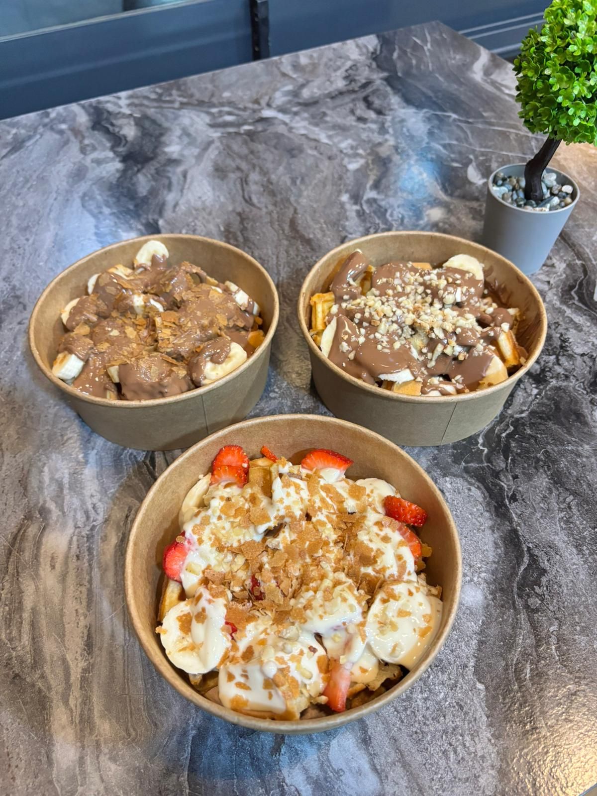 Bowl Waffle - Anlık Hazırlanan Belçika Waffle, orijinal Belçika Çikolatası, muz, çilek, fındık, fıstık