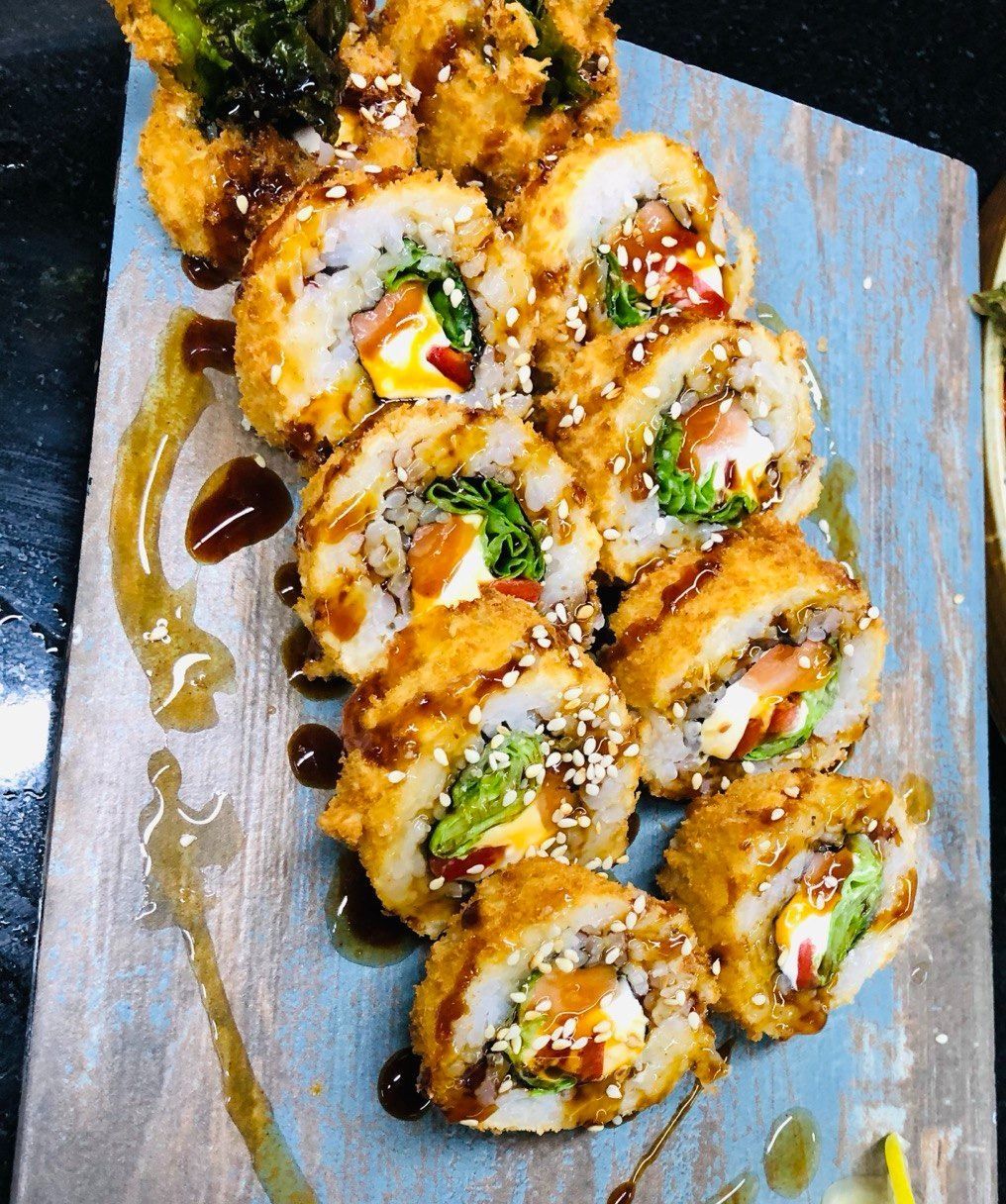 Nailao Hot Roll-8pcs - Nailao Hot Roll – A bold and flavorful roll with salmon, cream cheese, crisp lettuce, red pepper, unagi sauce, and nori wrapped around seasoned rice