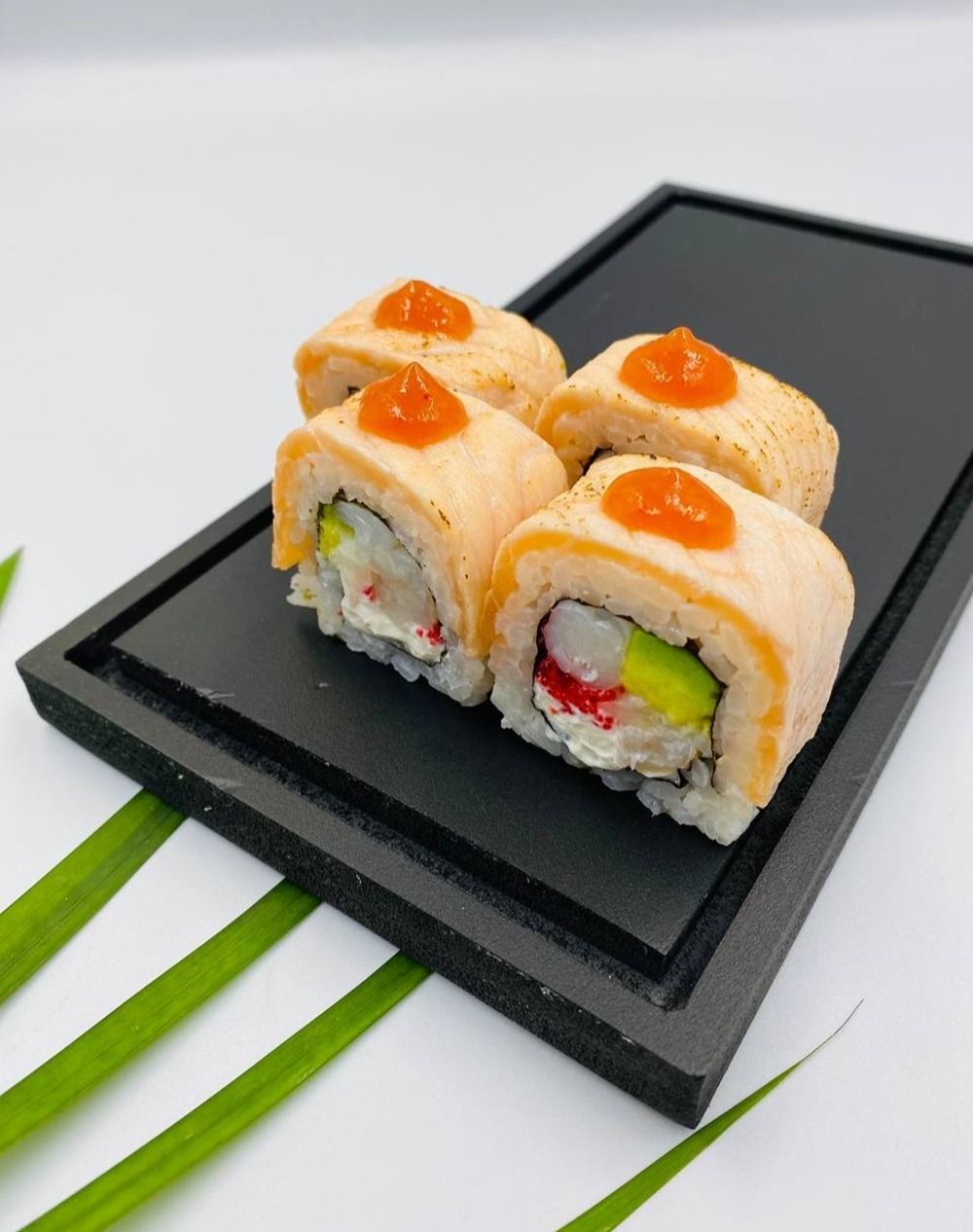 Tataki Salmon Roll-8pcs - Tataki Salmon Roll – A rich and flavorful roll with shrimp, lightly seared salmon, cream cheese, avocado, caviar,spicy sauce, and nori wrapped around seasoned rice