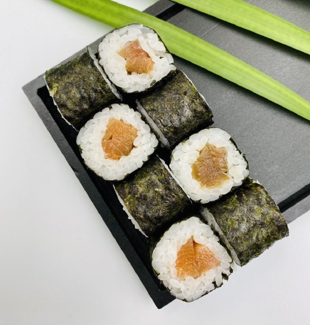 Maki Smoked Salmon-8pcs - Maki Smoked Salmon – A classic roll with smoked salmon and rice wrapped in nori, offering a rich and savory flavor in every bite