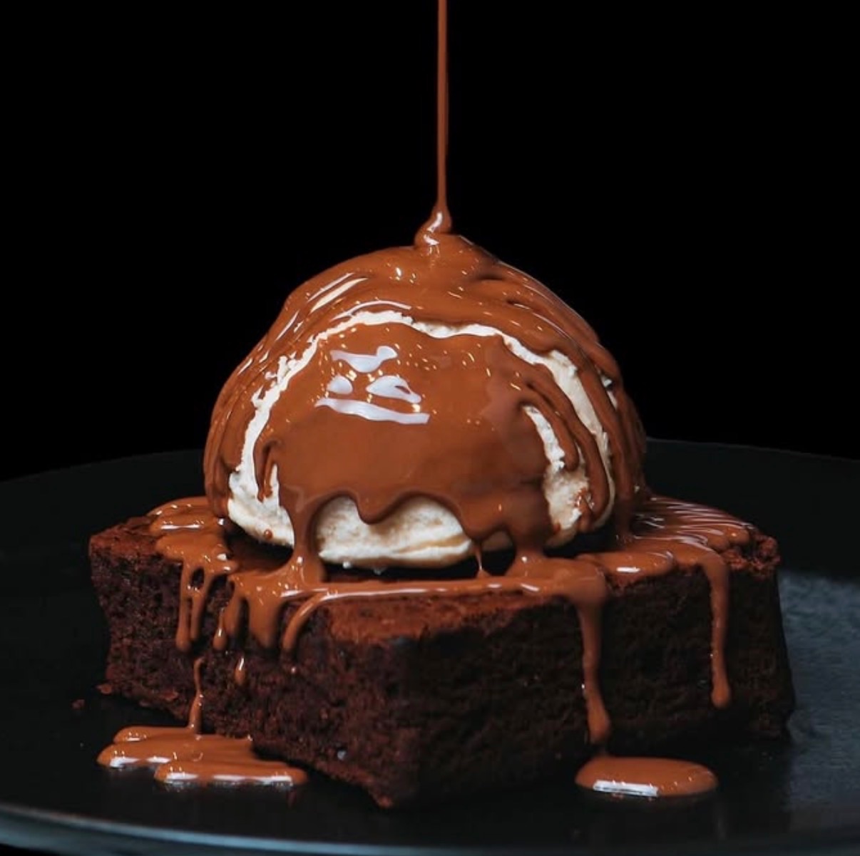 براونيز - كيك البراونيز الساخن يقدم مع كرة من ايس كريم الفانيلا