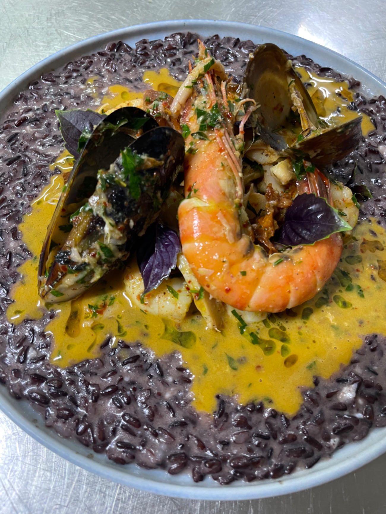 Siyah Pirinç Risotto Yatağında Jumbo Karides ve Karışık Deniz Ürünleri - Jumbo Karides, Kalamar, Midye, Karides