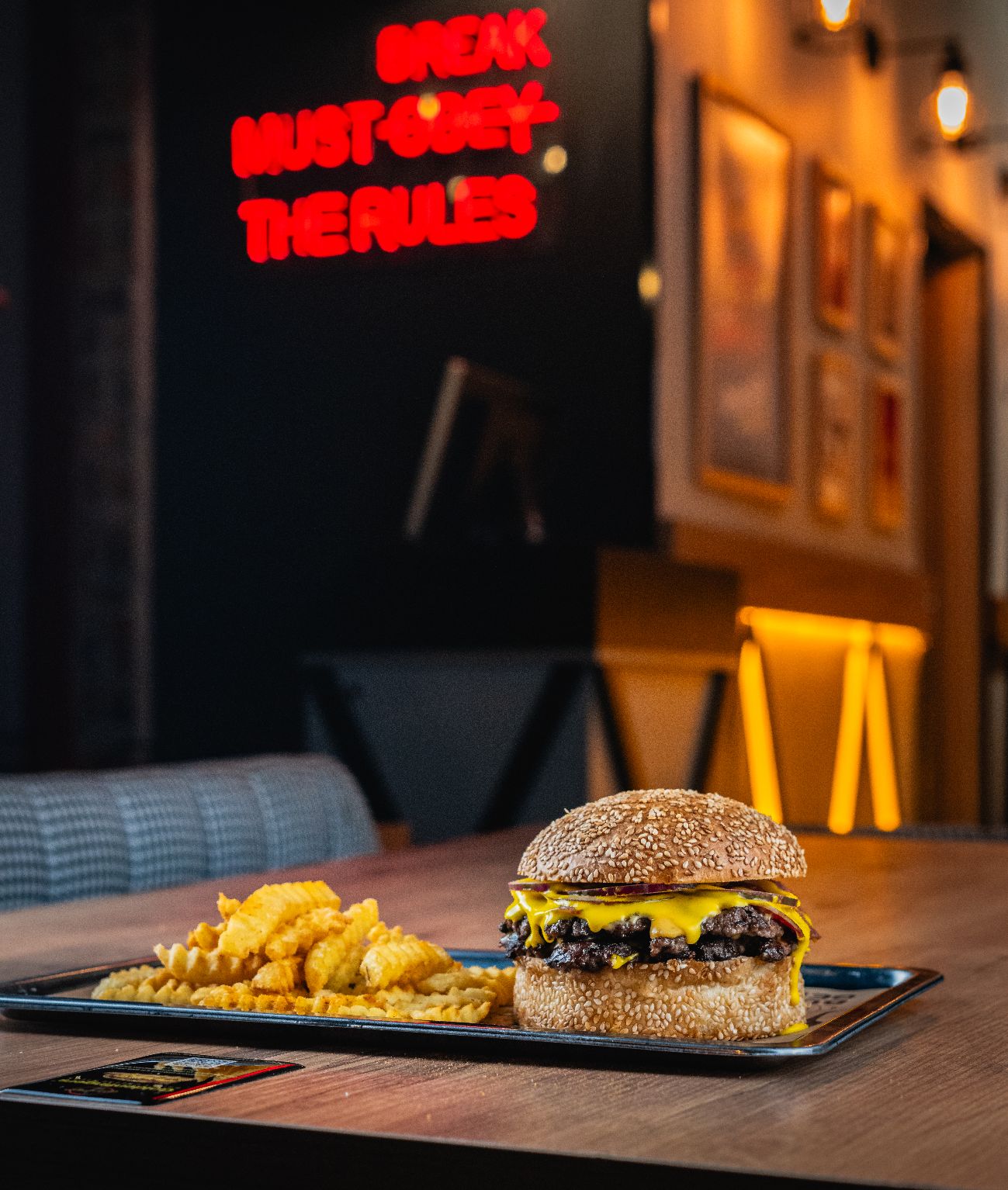 Fight Club Burger 🥩🌶️ - Smash burger köftesi, 60 gr füme antrikot, smoked sweaty hot sos, triple american cheddar, GF Cheddar sos, GF burger sos, domates, kırmızı soğan, çubuk turşu.