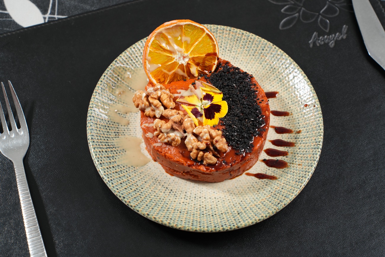 محمرة بالجوز والسمسم