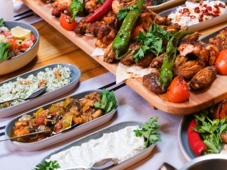 FİX MENÜ 1 - 5 ÇEŞİT MEZE (seçmeli)  2 ARASICAK ( içli köfte kişibaşı 1 adet, pastırmalı humus ortaya)  SALATA (gavurdağı veya roka salatası)MEYVE TABAĞI (Kişi sayısına göre ortaya mevsim meyveleri)  RAKİ (2 Kişi 35cl,3kisi 50 Cl,4kisi 70cl)