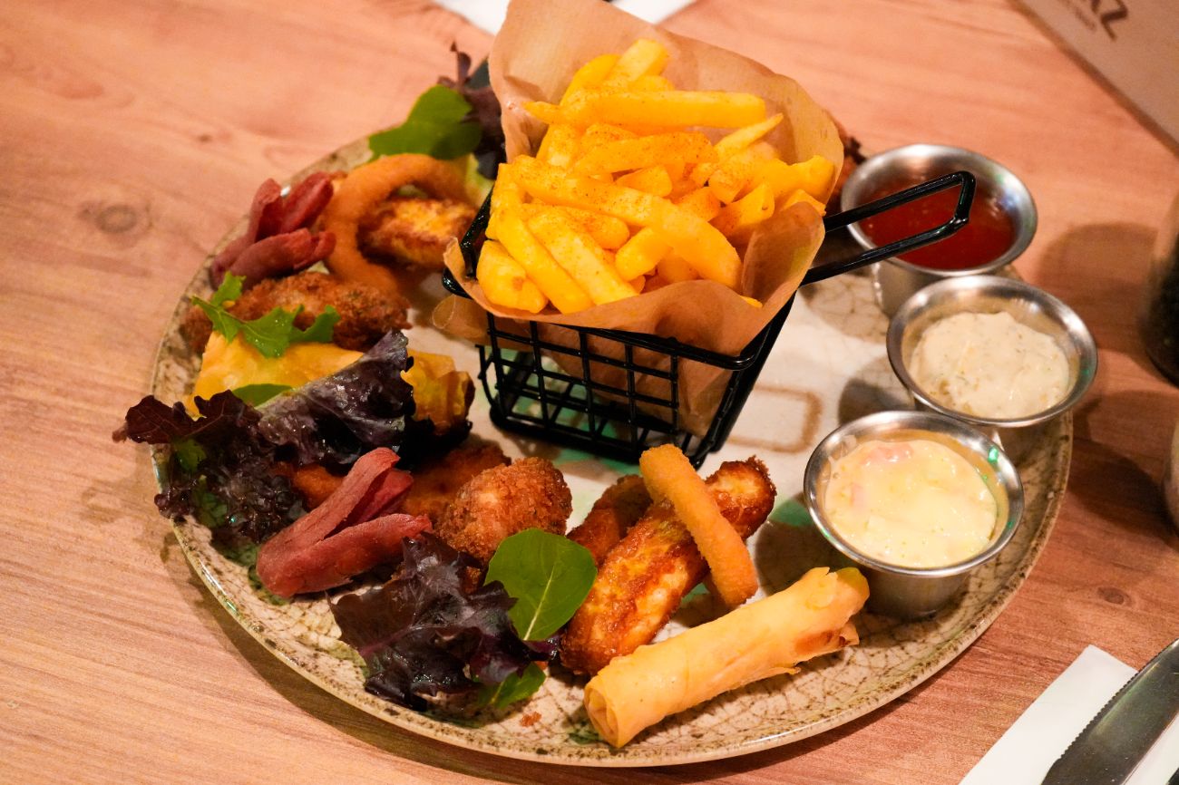 Combo Plate - 3 Tane Kanat, 3 Tane Soğan Halkası, 3 Tane Kızarmış Hellim, 3 tavuk tenders, Patates Kızartması, kokteyl sosis ve Coleslaw Salatası ile dolu dolu bir başlangıç!