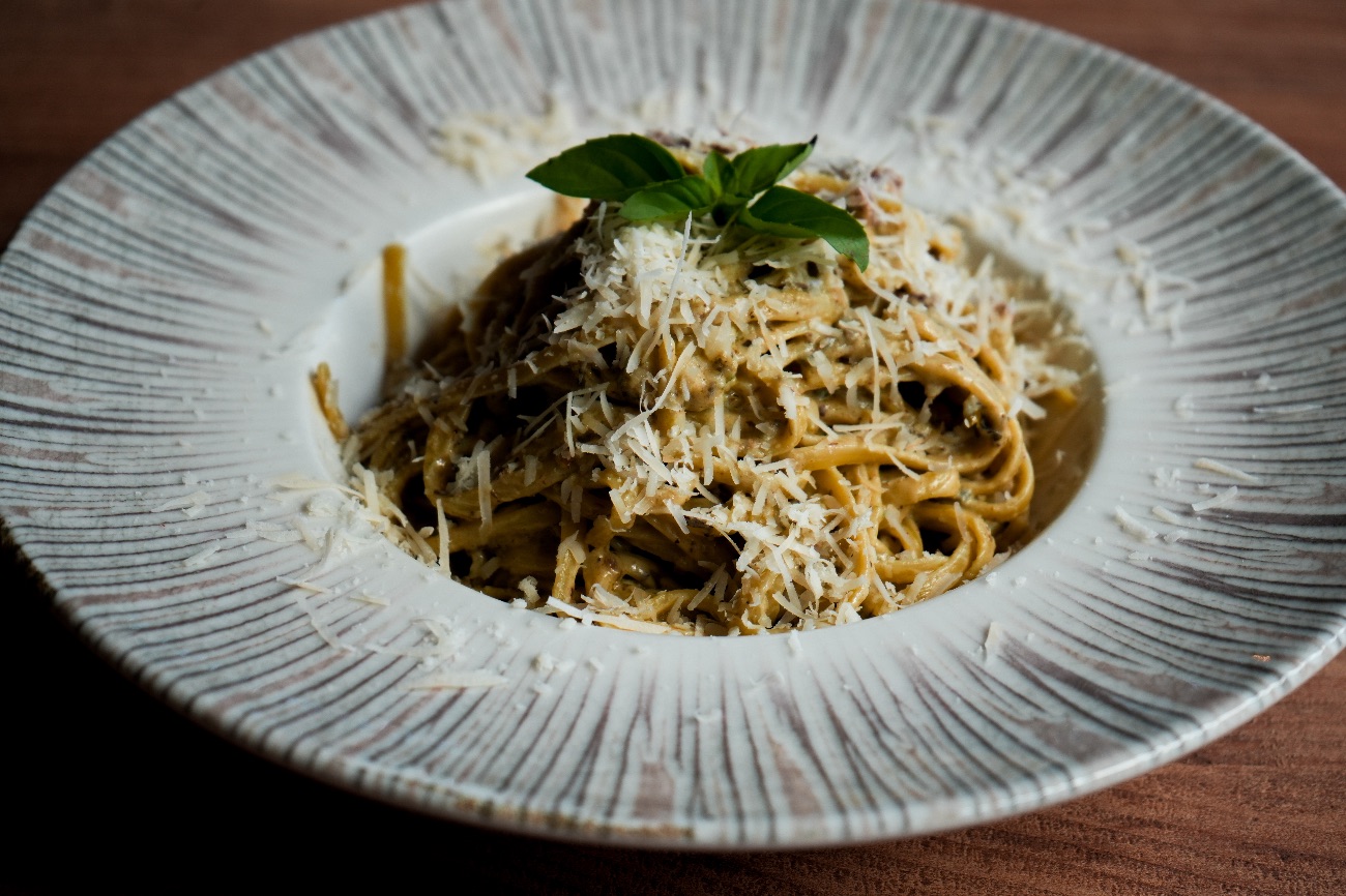 Pesto Soslu Linguini - Al dante kıvamında hazırlanmış linguini makarnası, fesleğen yaprakları, krema, pesto sos, kuru domates ile ve Parmesan peyniri ile servis edilmektedir.