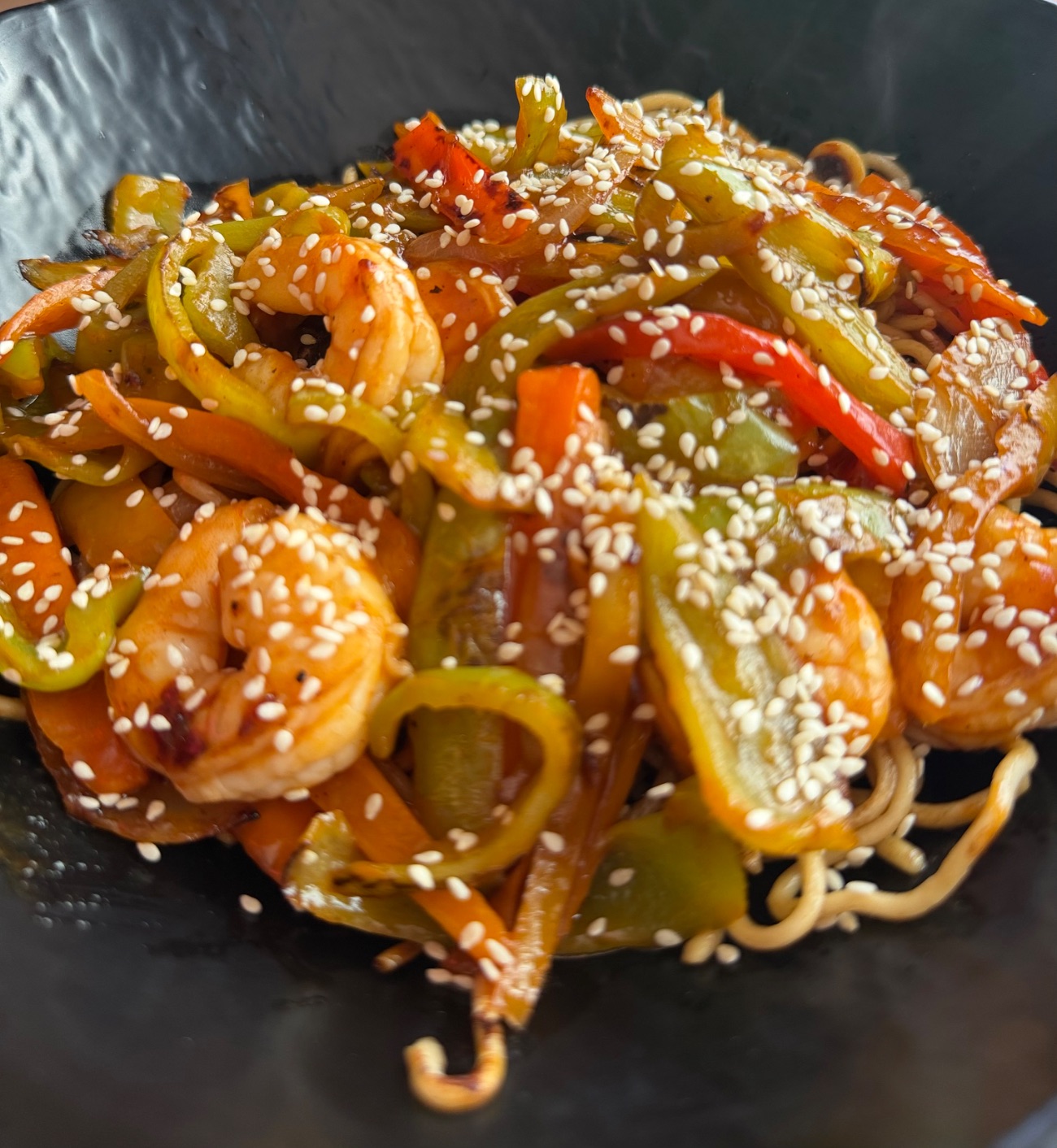 Sweet Chilli Noodles - Noodel makarnası, yeşil biber, kırmızı biber, soğan, havuç, tatlı acı sos, susam.
