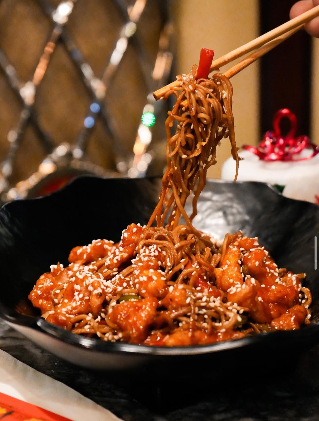 Sweet & Sour Noodle - Noodel makarnası, yeşil biber, kırmızı biber, soğan, havuç, ananas tatlı ekşi sos, susam