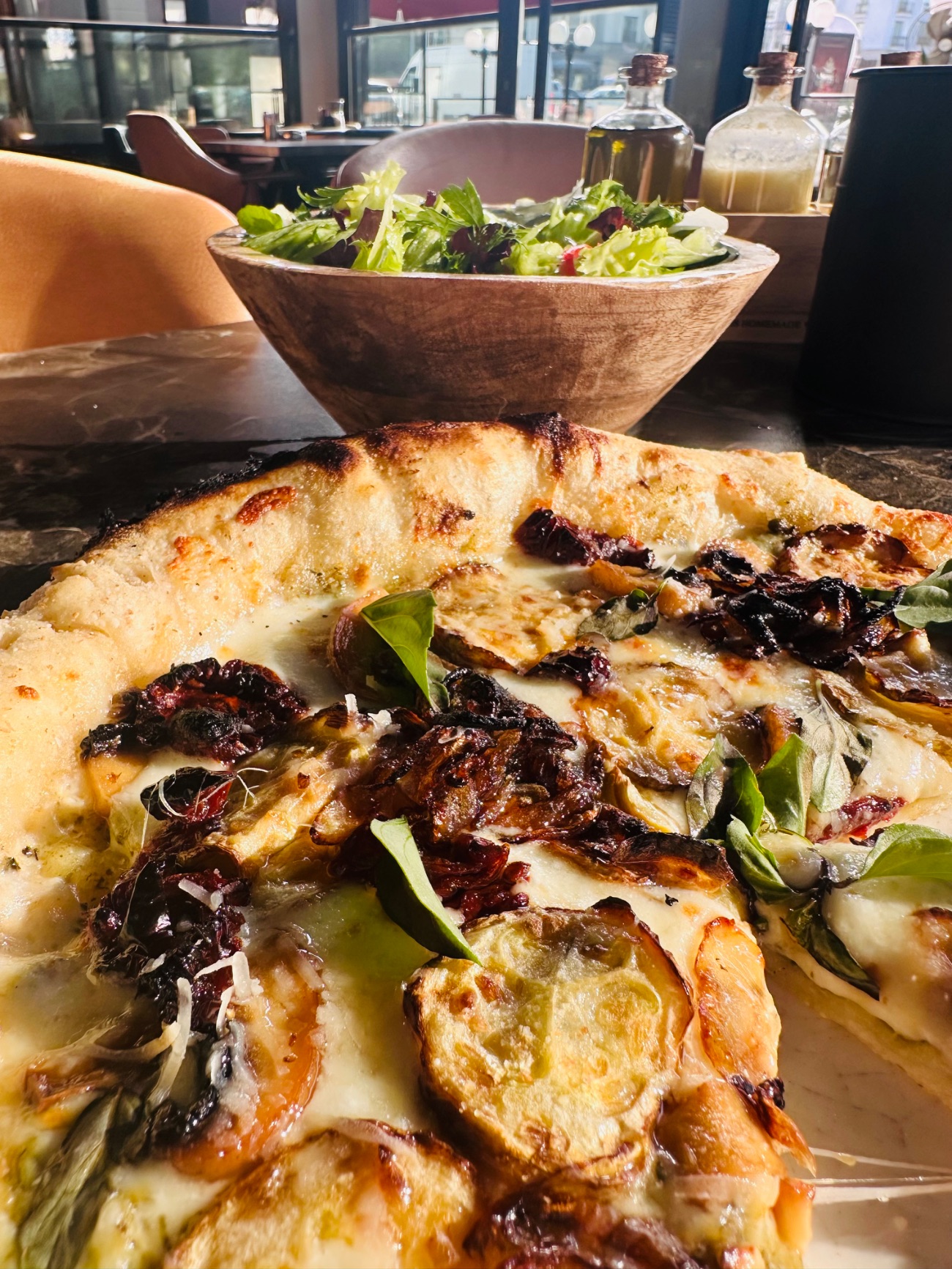 Zucchini(vegetarian) - 24 hours fermented sourdough,special pesto sauce,kabak,mantar,karamelize soğan,cherry domates,yeşil zeytin,parmesan,taze fesleğen,zeytin yağı